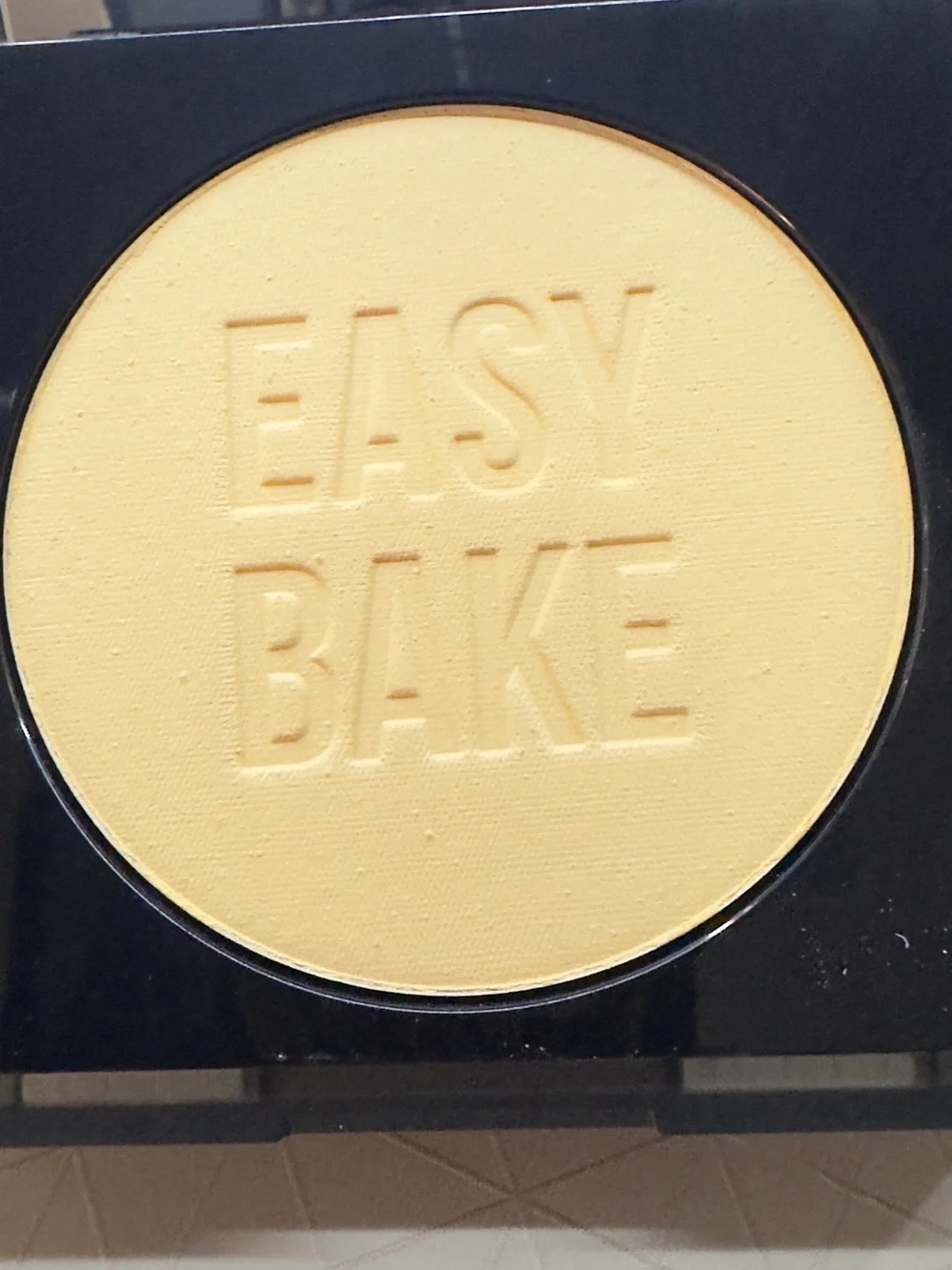 Huda Beauty Easy Bake and Snatch Pressed Brightening and Setting Powder